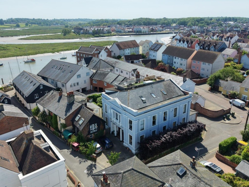 Lot: 5 - FORMER OFFICE AND BEDSITS WITH POTENTIAL CLOSE TO THE QUAYSIDE - Drone shot of the building showing proximity to Quayside